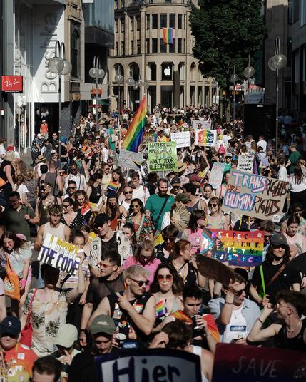 Menschen bei CSD Demontration in Schildergasse