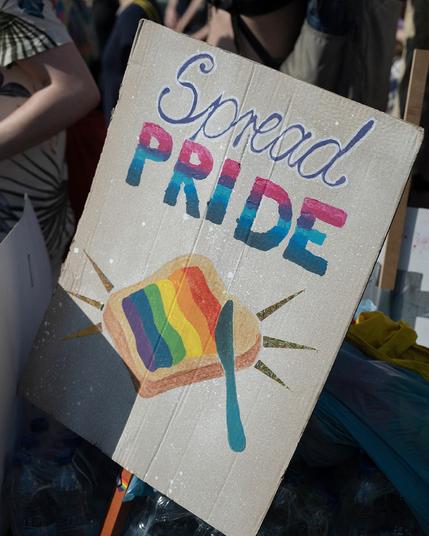 Plakat mit Schriftzug "Spread Pride"