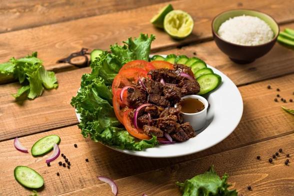 Vietnamese beef salad, bò lúc lắc.
