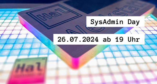 Eine Holztafel mit dem Text „Hal Werkstatt“ auf einer bunten, beleuchteten Oberfläche. Der überlagerte Text lautet „SysAdmin Day, 26.07.2024 ab 19 Uhr“.