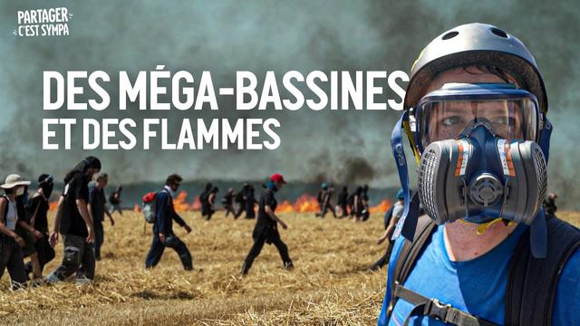 Premier plan : le youtubeur avec casque et masque à gaz. Arrière plan : manifestation en plein champ.