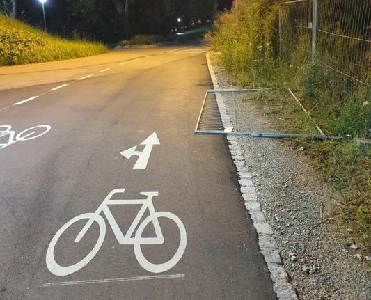 Bauzaun auf Radweg