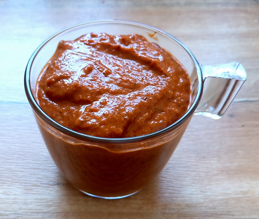 in einer Glastasse die rotbraune Paste