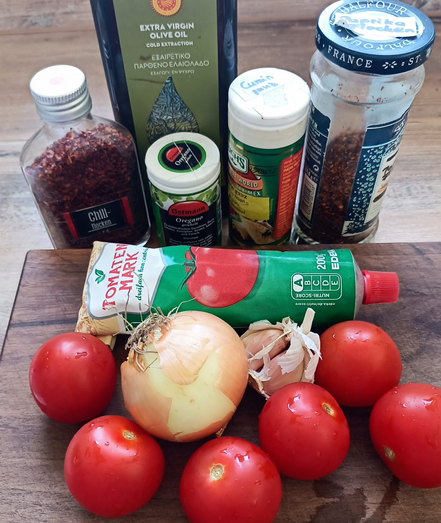 Alle Zutaten vor dem Kochen auf einem Brett