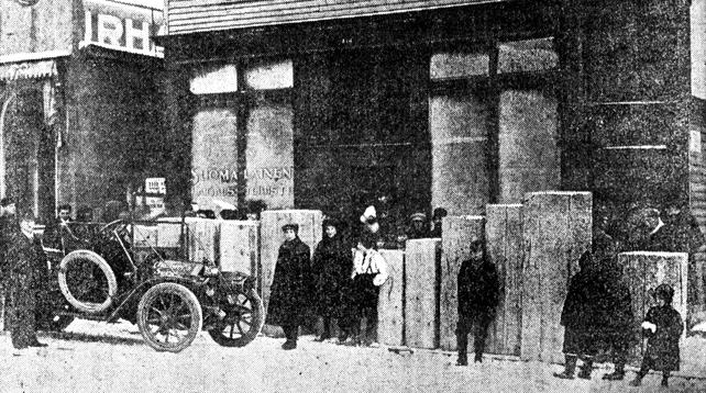 The victims of the 1913 massacre in rough caskets. By The day book - LOC, Public Domain, https://commons.wikimedia.org/w/index.php?curid=20411790