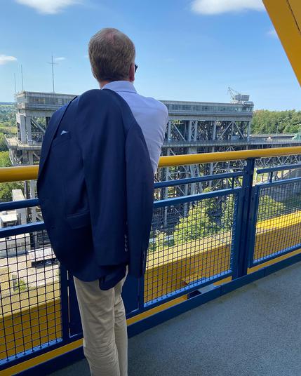 Eric Oehlmann, der Leiter der GDWS steht am Geländer des Besucherumlaufs des neuen Schiffshebewerks und blickt zum alten Hebewerk.