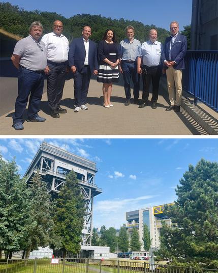 Kollage mit zwei Bildern: Oben: Gruppenbild bei der Enthüllung der neuen Infotafeln am neuen Schiffshebewerk.
Unten: Panoramaaufnahme beider Hebewerke. Links alt, rechts neu.