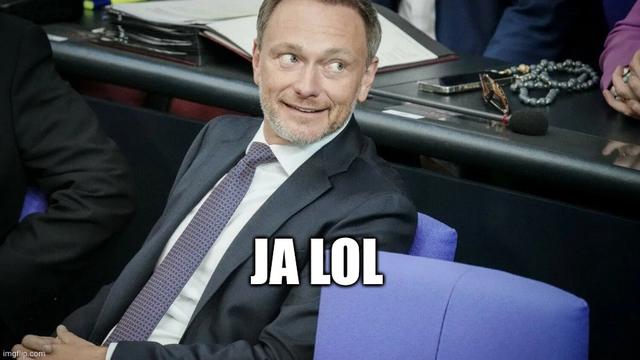 Finanzminister Christian Lindner sitzt im Bundestag und blickt verschmitzt lächelnd über seine Schulter. Darunter steht die Beschriftung "Ja LOL".