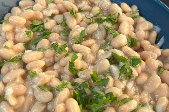 Detalle de unas alubias blancas en ensalada.