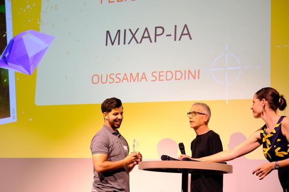 oussama qui prend le trophé