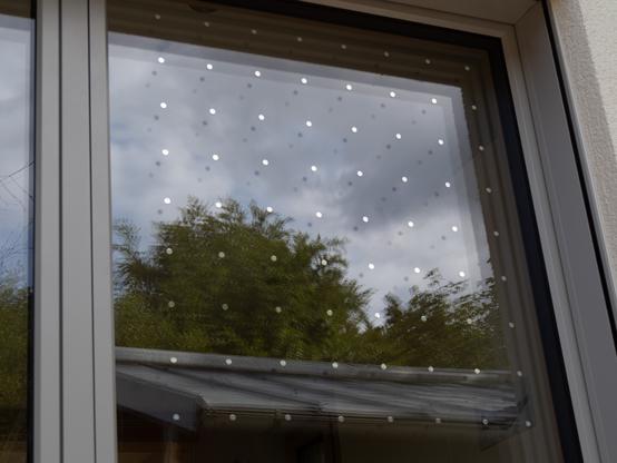 Reflektierende Punkte auf einer Fensterscheibe