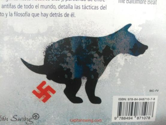 Foto de contraportada del libro Antifa, de Mark Bray. Hay un dibujo de un perro negro cagando una esvástica