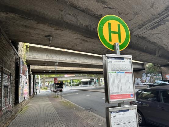 Bushaltestelle unter der Brücke zwischen Bermudadreieck und Ehrenfeld in Bochum
