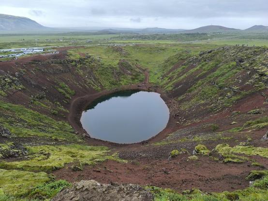le-lac-kerid-lac-de-cratere-volcanique-islande-1-scaled