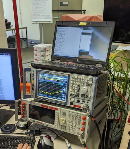 Ein Stapel elektronische Messgeräte: Frequenz-Spektrometer