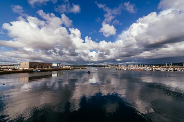 Nubes e reflexos no mar