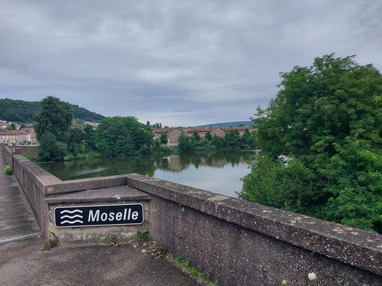 Brücke über die Mosel, Schild auf dem Moselle steht