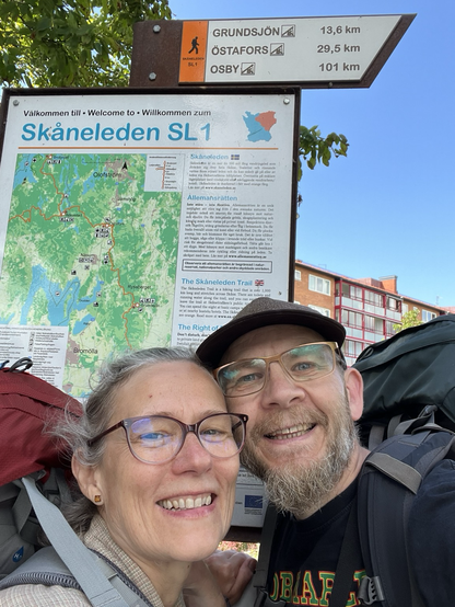To mennesker og kort over Skåneleden