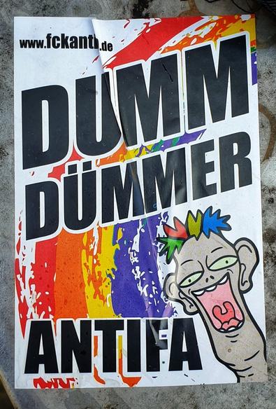 Ein Sticker mit der Aufschrift "Dumm, Dümmer, Antifa"
