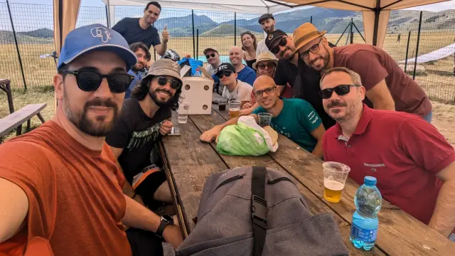 Partecipanti sotto il gazebo