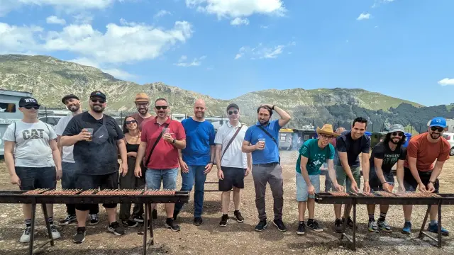 Partecipanti che cucinano gli "arrosticini"