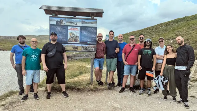 Partecipanti vicino al cartello dedicato a "Continuavano a chiamarlo Trinità"