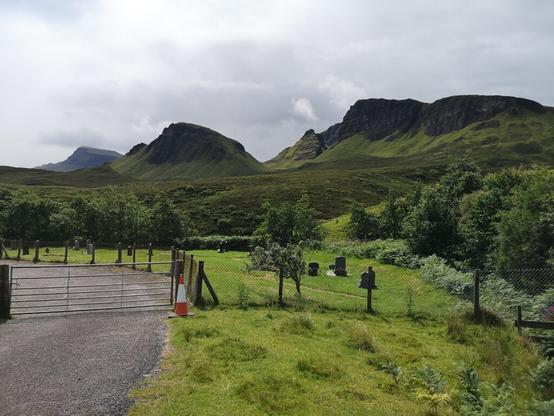 Landschaft auf Skye bei Staffin mit dem Quiraing Massiv im Hintergrund