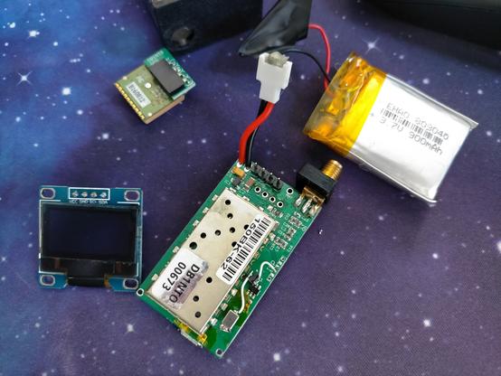 picoaprs brocken and open.
left thé little screen. gps module, and motherboard.