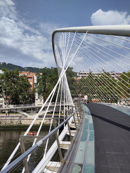 Foto. Weisse Fussgängerbrücke.
