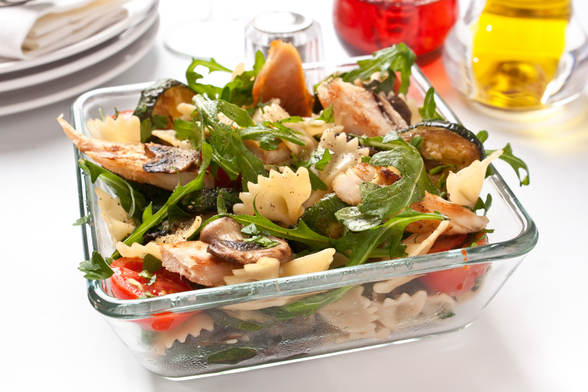 Ensalada de pasta fría con ave, verduras asadas y rúcula.