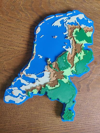 Nederland half verdwenen na het stijgen van de zeespiegel en het doorbreken van de duinen.
In 6 kleuren.