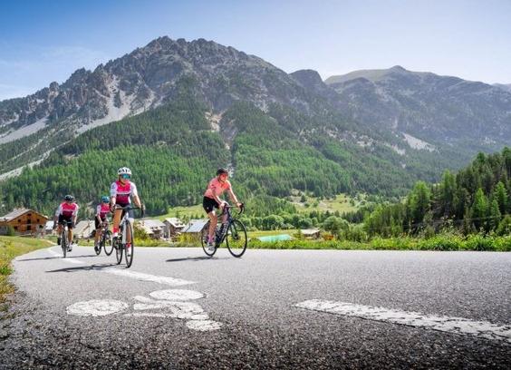 Cyclistes dans les Alpes