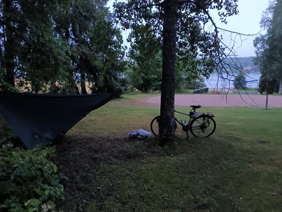 Riippumatto ja polkupyörä uimarannan liepeillä.