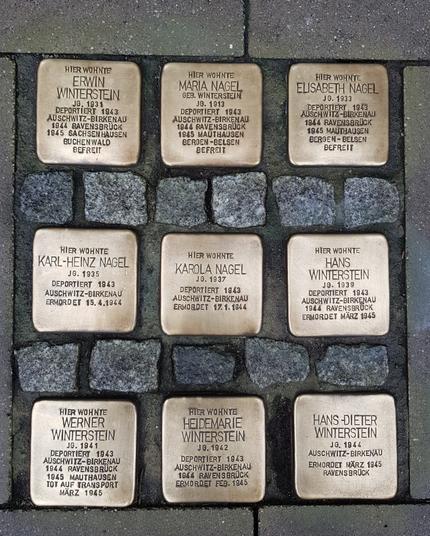 Foto von neun nebeneinander liegenden Stolpersteinen für die Famlilie Nagel-Winterstein.
