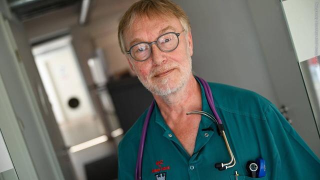 Ulrich Kuhn, Facharzt für Kinder- und Jugendmedizin, blickt in die Kamera. (Foto: dpa Bildfunk, picture alliance/dpa | Marius Bulling)