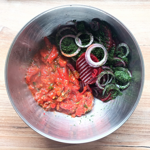 in einer Schüssel Rote Bete, das Relish Zwiebelringe und Dill