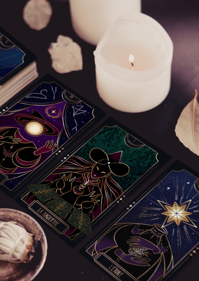 Trois cartes de tarot et une pioche de cartes au milieu de bougies et d'autres éléments qui suggèrent un rituel magique. On peut lire "la magicienne" et "l'étoile" sur les deux cartouches visibles. Les personnages sont dessinés en traits d'or sur fond noir rehaussé par endroit de textures colorées et brillantes. Ce sont les cartes du jeu Magie de Minuit.