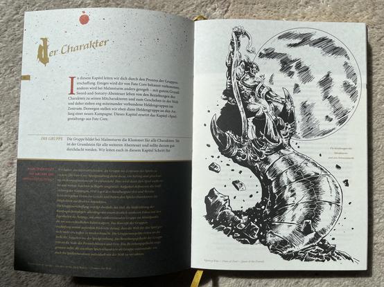 Doppelseite: Rechts ganzseitige schwarzweisse  Illustration eines Kampfes zwischen einem Krieger und einem enormen Wurm, der ihn zu verschlingen droht.