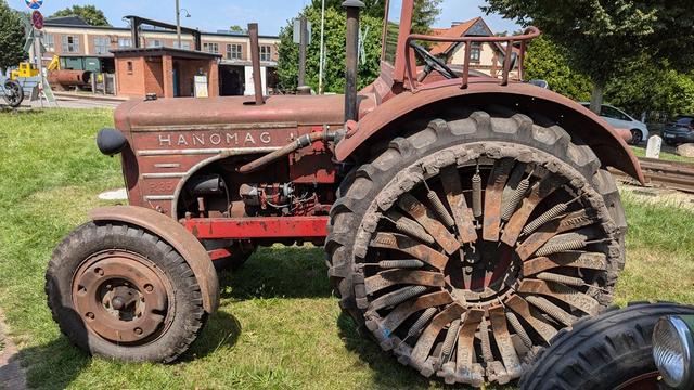 Ein sehr alter roter Hanomag Traktor