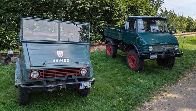 Zwei sehr alte Unimog-LKW.
