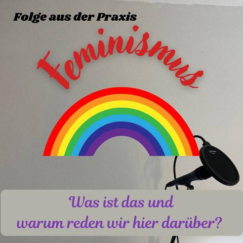 Auf dem Regenbogen ist der Schriftzug Feminismus zu lesen. Im hellen Hintergrund lässt sich ein Mikrofon in der rechten unteren Ecke erkennen.