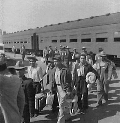 Braceros arriving in Los Angeles in 1942. By Dorothea Lange, working for the US Government. - http://content.cdlib.org/ark:/13030/ft7h4nb2gt/, Oakland Museum of California, Public Domain, https://commons.wikimedia.org/w/index.php?curid=9417116