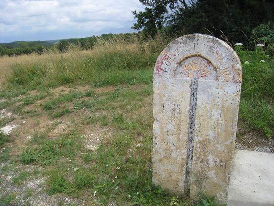 Ancienne borne de pierre un peu défraîchie, servant à délimiter les territoires des départements du Lot-et-Garonne et du Tarn-et-Garonne