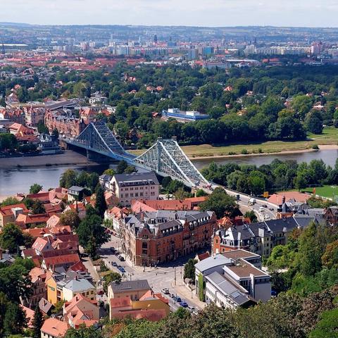Blick auf von der Bergstation der Dresdner Schwebebahn auf den Körnerplatz und die Loschwitzer Brücke, wegen ihrer blauen Farbe auch Blaues Wunder genannt