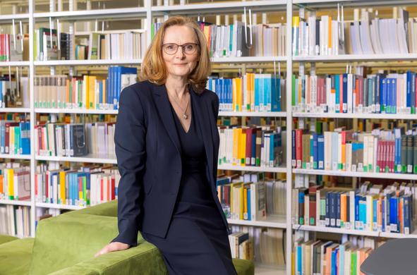 Dr. Anne Lipp vor einem Bücherregal

Foto: Swen Reichhold