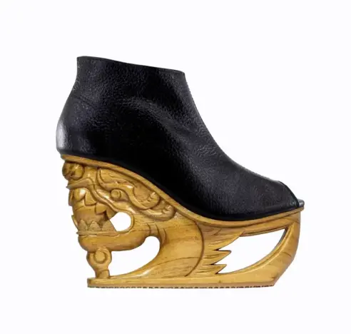 chaussures-aux-semelles-de-bois-sculptees-conçues-par-LanVy-Nguyen-13
