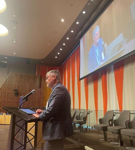 Pearse O’Donohue gives the opening keynote address for the thematic tracks on Open Source and Government at OSPOs for Good 2024. (Source: Authors)