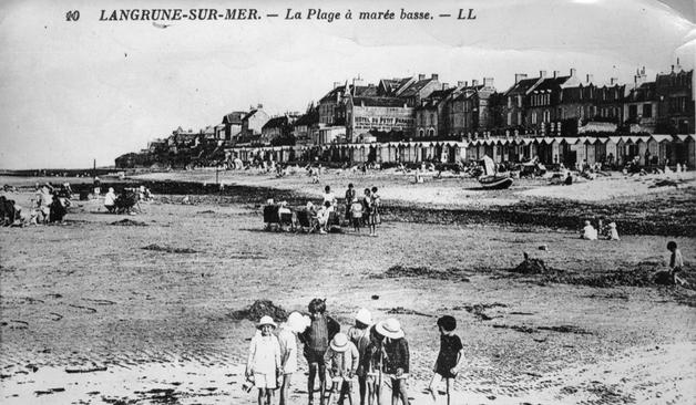 historic photograph / postcard - pre-WW2 French beach