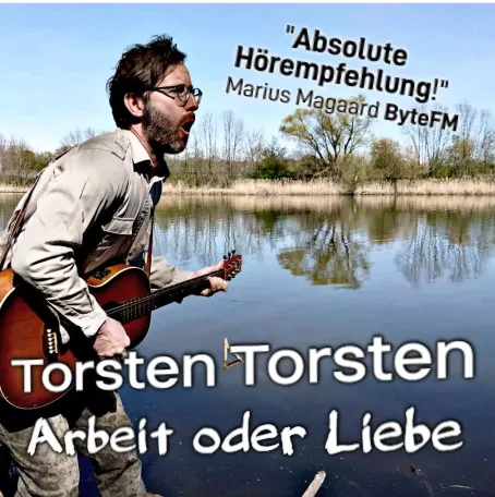 Quadratisches Cover einer CD. Darauf zu sehen: Ein Mensch, der vor einer Flußlandschaft steht, eine braune Parlour-Gitarre umhat und "Uh!" sagt.
Schrift unten: Torsten Torsten (Das ist der Künstlername) Arbeit oder Liebe (Das ist der Name des Albums) 
Schrift oben "Absolute Hörempfehlung"! Marius Magaard ByteFM