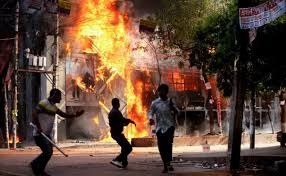 vervolg:
Het was de nu afgetreden Sheikh Hasina die vanaf 2011 een serie onderzoeken naar Yunus gelastte.
Pakistaanse media lijken sympathieker tegenover Yunus te staan dan de Indiase. Niettemin ziet het er naar uit dat Hasina zich definitief in India gaat vestigen, en niet in Pakistan.

Yunus heeft vanaf 2009 het nederlandse Hof (Máxima) in verlegenheid gebracht omdat toen al sprake was van financieel wangedrag, hetgeen in 2011 tot zijn ontslag leidde.

 Of de van huisarrest ontslagen Khaleda Zia (https://www.aljazeera.com/news/2024/8/6/bangladesh-frees-hasina-rival-khaleda-zia-from-house-arrest), concurrent van Hasina, met Yunus zal gaan samenwerken is vandaag nog niet bekend. Maar het is mogelijk dat beide hoogbejaarden een convenant sluiten.

Nederland was in de late 70-er, begin 80-er jaren zeer begaan met de ontwikkeling van Bangladesh, althans de PvdA had het land hoog op de agenda.